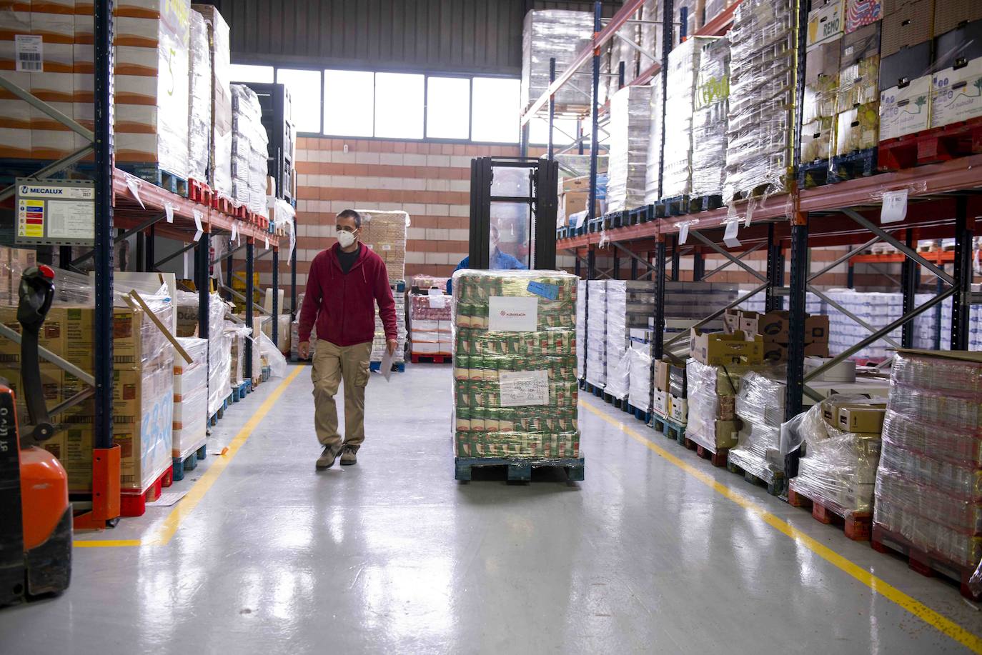 Fotos: Donación de la Junta de Vecinos de Vistabella-Abenarabi al Banco de Alimentos del Segura
