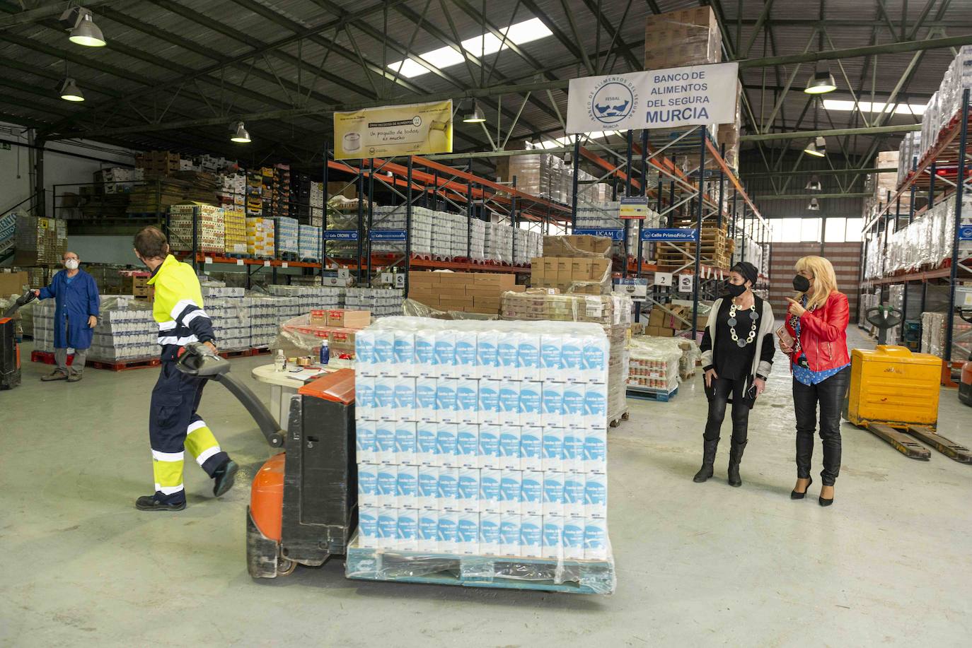 Fotos: Donación de la Junta de Vecinos de Vistabella-Abenarabi al Banco de Alimentos del Segura