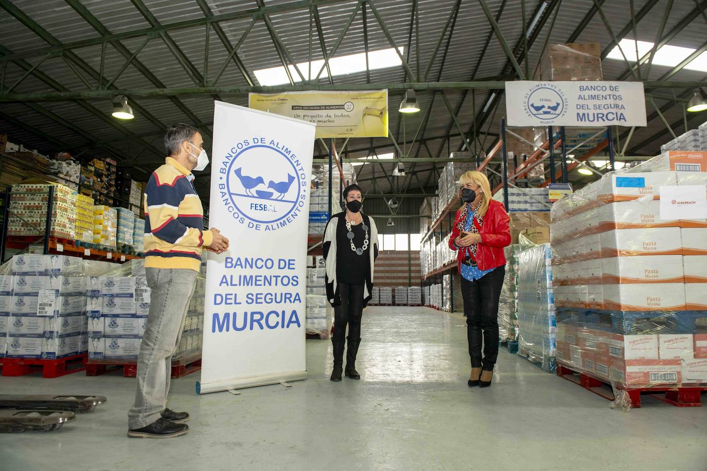 Fotos: Donación de la Junta de Vecinos de Vistabella-Abenarabi al Banco de Alimentos del Segura