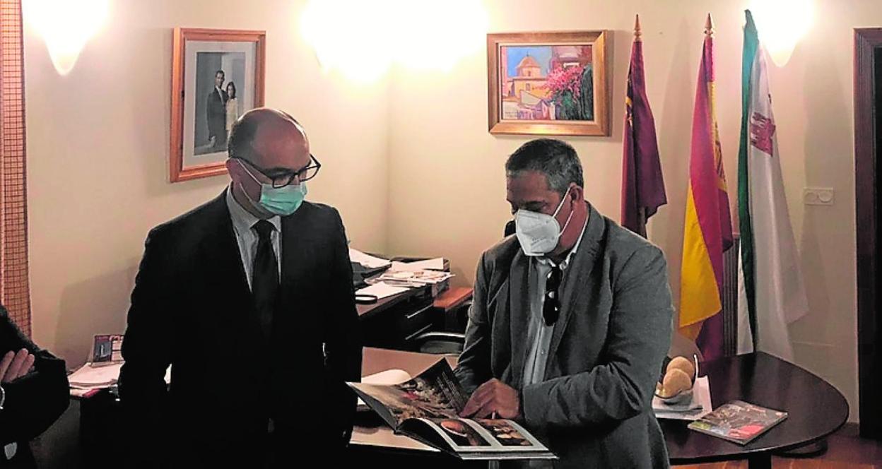 El rector de la Universidad de Alicante y el alcalde de Pliego. 