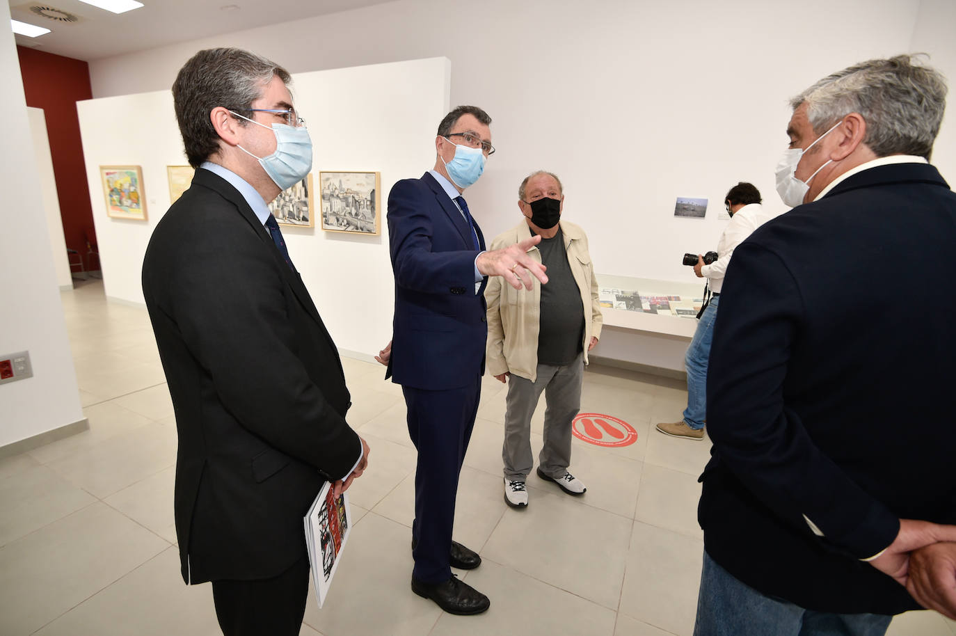 Inauguración de la exposición 1952-1955 en la planta baja de la Casa Consistorial de Murcia, la llamada Sala de La Glorieta