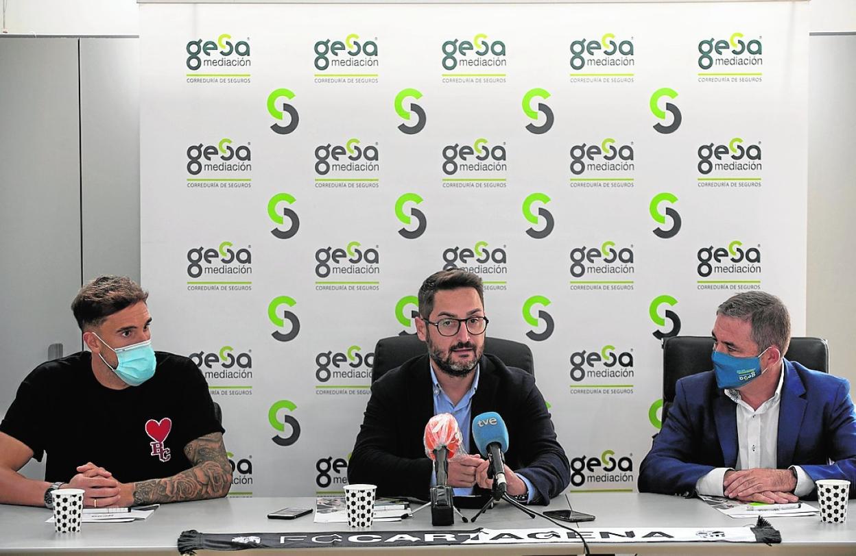 El jugador del Efesé Marc Martínez, Paco Belmonte y Mariano Albaladejo, presidente de Gesa, este jueves. 