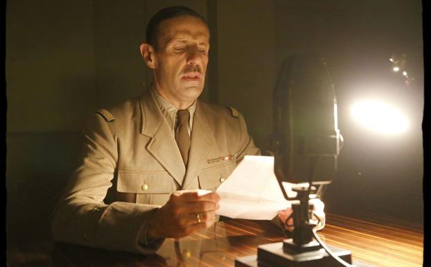 Lambert Wilson interpreta al general De Gaulle.