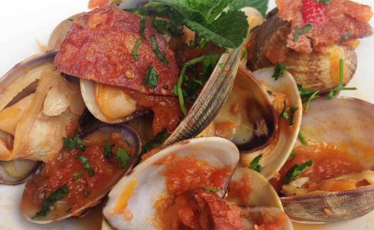 Almejas con salsa de chorizo