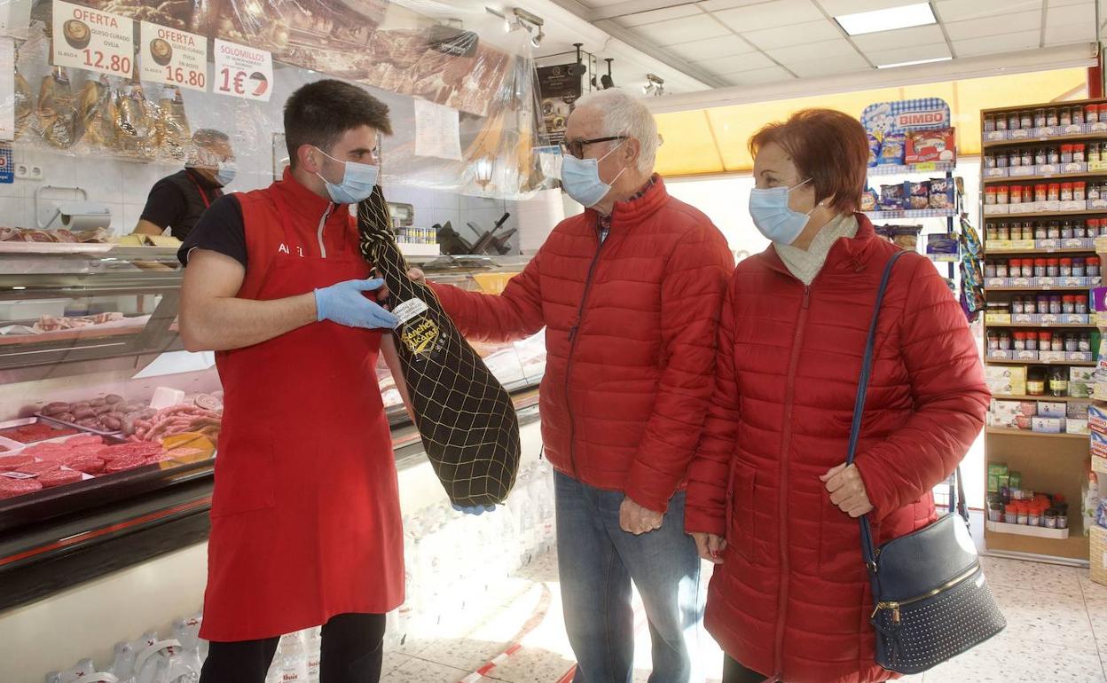 José Manuel, junto a su mujer Carmen, durante sus compras.