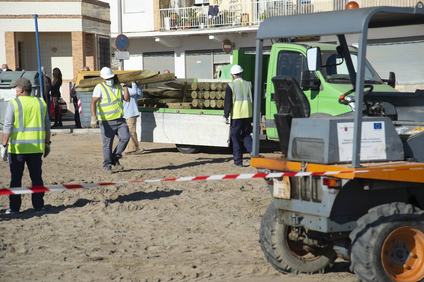 Fotos: Comienzan las obras para instalar un balneario en la playa de Los Urrutias