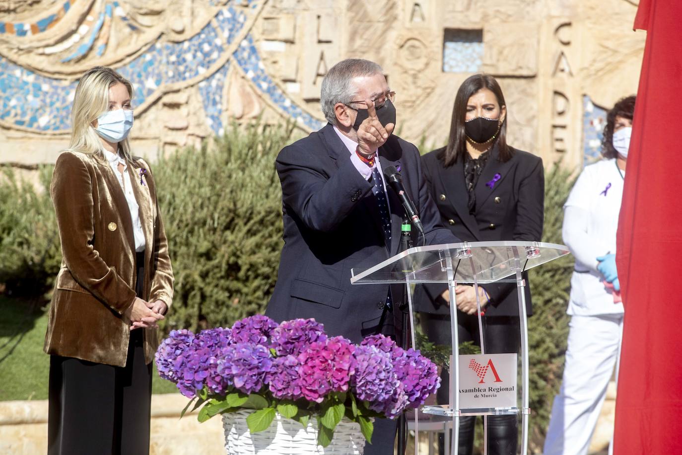 Fotos: Homenaje a las víctimas de violencia de género en la Asamblea Regional