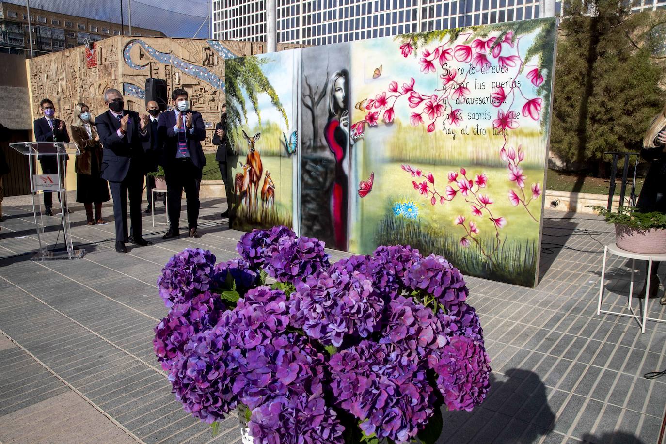 Fotos: Homenaje a las víctimas de violencia de género en la Asamblea Regional