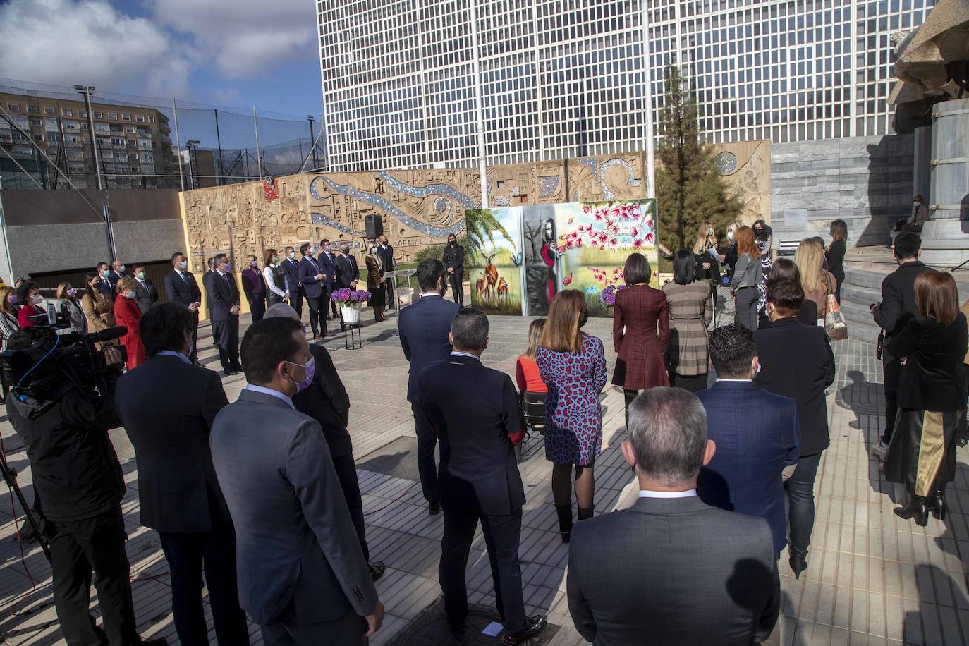 Fotos: Homenaje a las víctimas de violencia de género en la Asamblea Regional