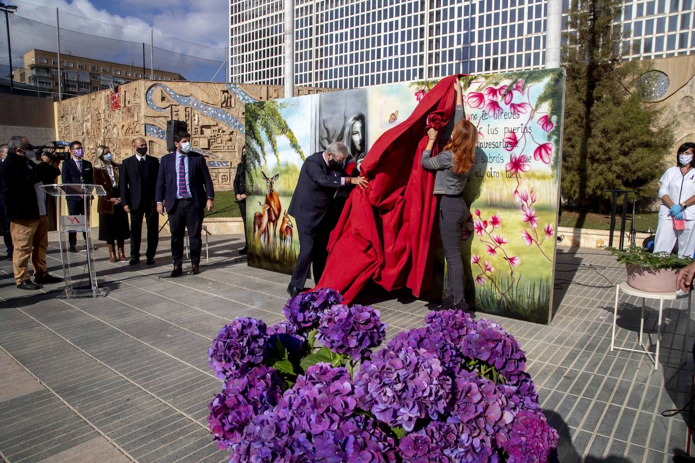 Fotos: Homenaje a las víctimas de violencia de género en la Asamblea Regional