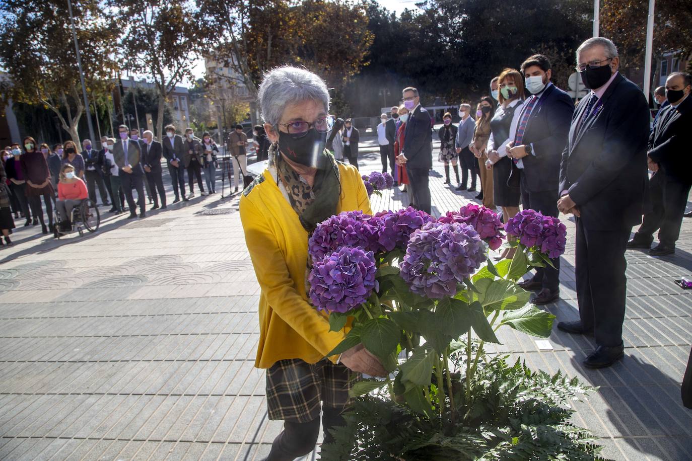 Fotos: Homenaje a las víctimas de violencia de género en la Asamblea Regional
