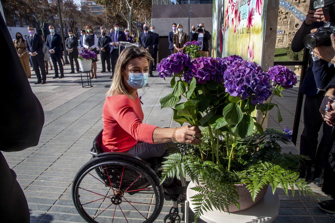 Fotos: Homenaje a las víctimas de violencia de género en la Asamblea Regional
