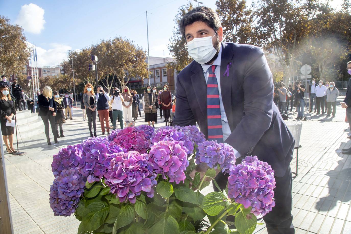 Fotos: Homenaje a las víctimas de violencia de género en la Asamblea Regional