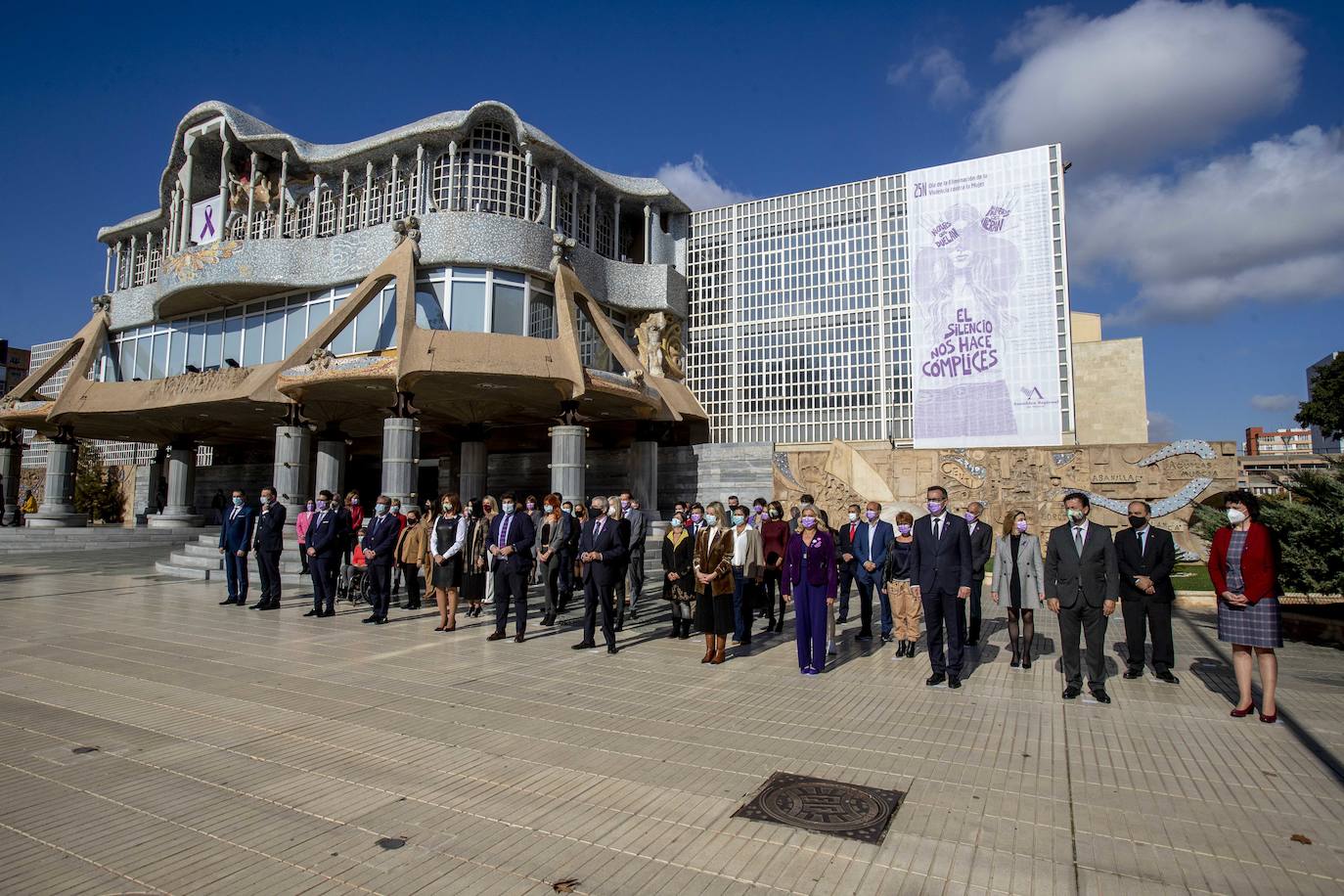 Fotos: Homenaje a las víctimas de violencia de género en la Asamblea Regional