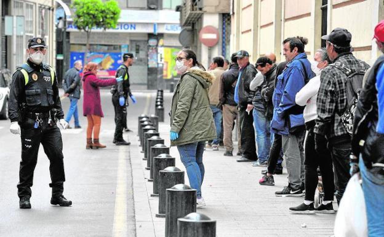 Cola de personas a las puertas del comedor de Jesús Abandonado en Murcia, en una imagen de archivo.