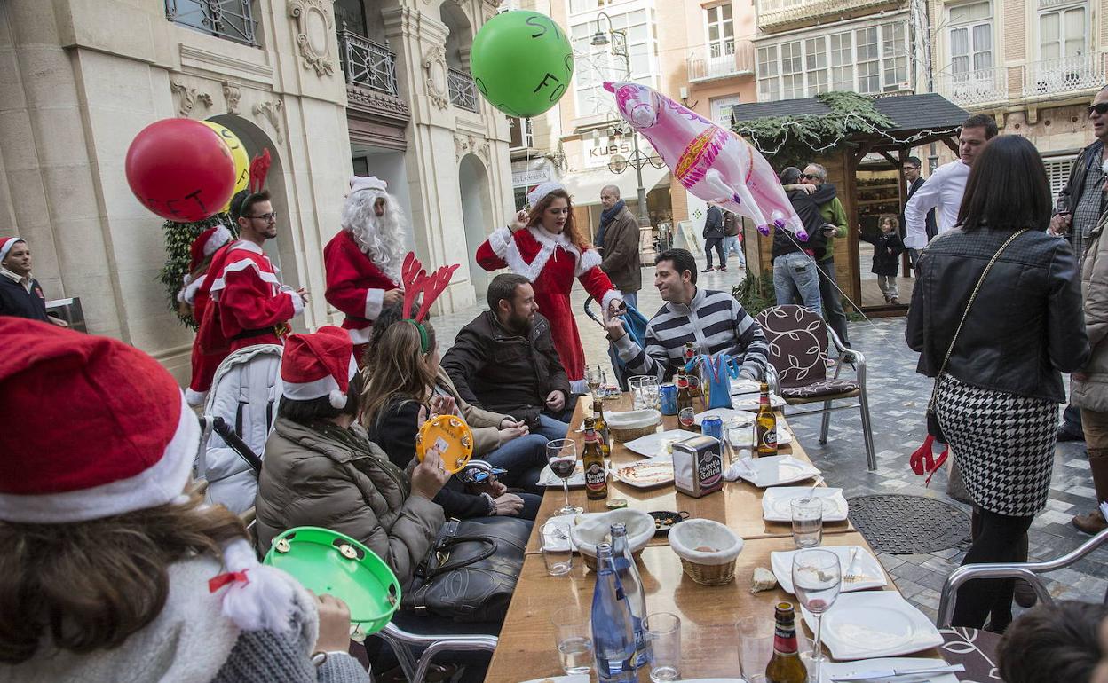 Celebración navideña en una terraza de Cartagena, en una imagen de archivo.