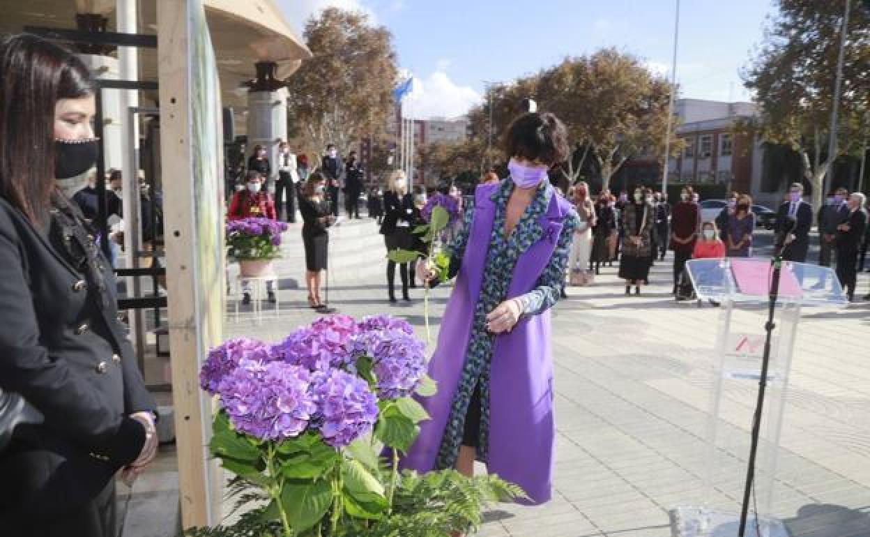 Puerta principal de la Asamblea de la Región de Murcia en el homenaje a las víctimas de violencia de género. 