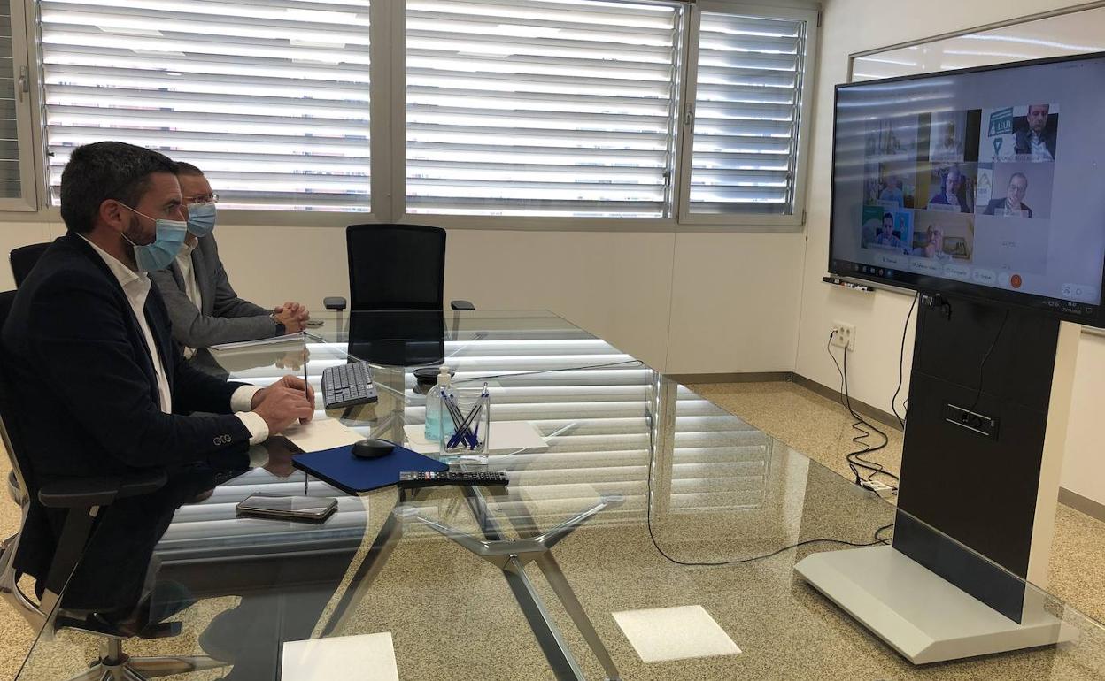 El consejero Antonio Luengo durante su encuentro con representes del sector de los zumos y néctares de la Región de Murcia.