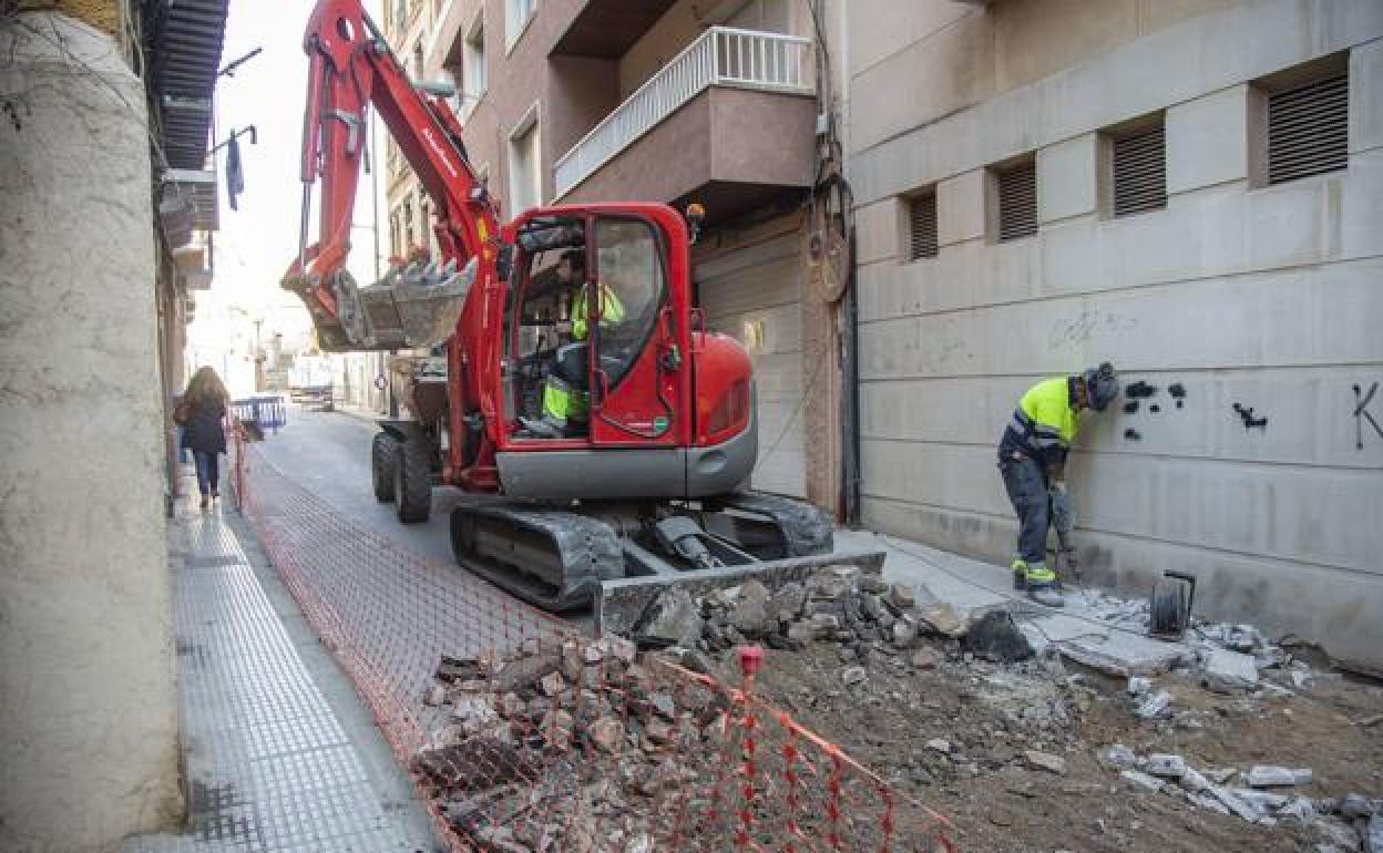 Obras en la calle Saura en Cartagena, en una imagen de archivo. 