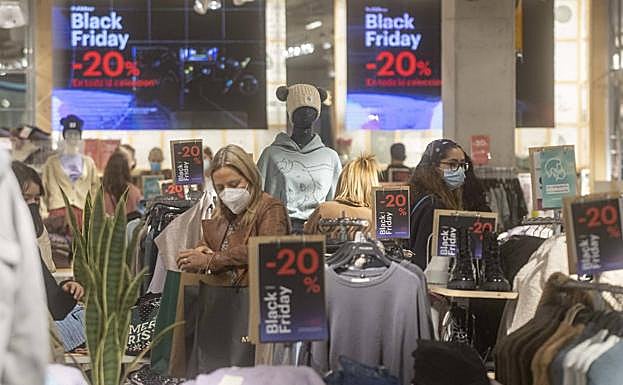 Dos clientas, en el Espacio Mediterráneo de Cartagena.