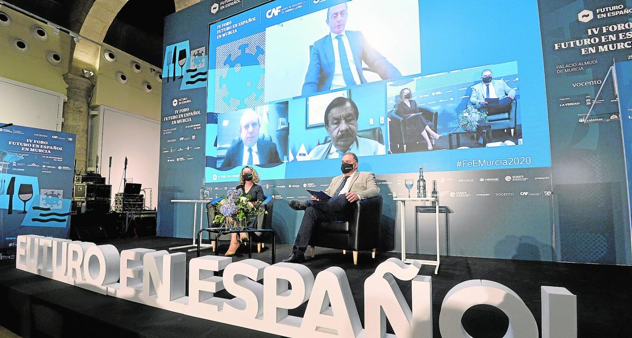 Lucas Jiménez y Teresa Navarro intervinieron desde Murcia, mientras que lo hicieron por videoconferencia Antonio Ramsés, con Gustavo Villa Uría (i) y Ramón Huapaya (c). 