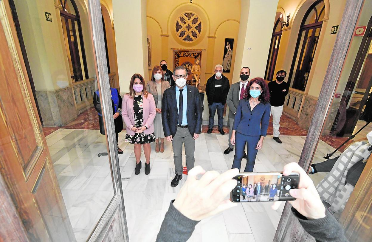 Luján y Teresa Vicente, a su izquierda, con asistentes a la presentación de la cátedra. 