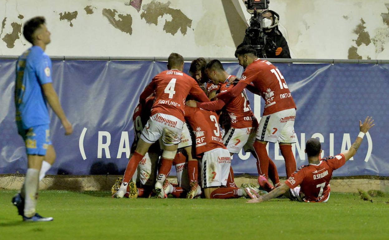 Los jugadores del Real Murcia celebran el gol de Álvaro Moreno ante el Yeclano. 