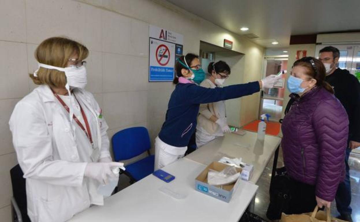 Sanitarios toman la temperatura a pacientes en el hospital La Arrixaca en una foto de archivo.