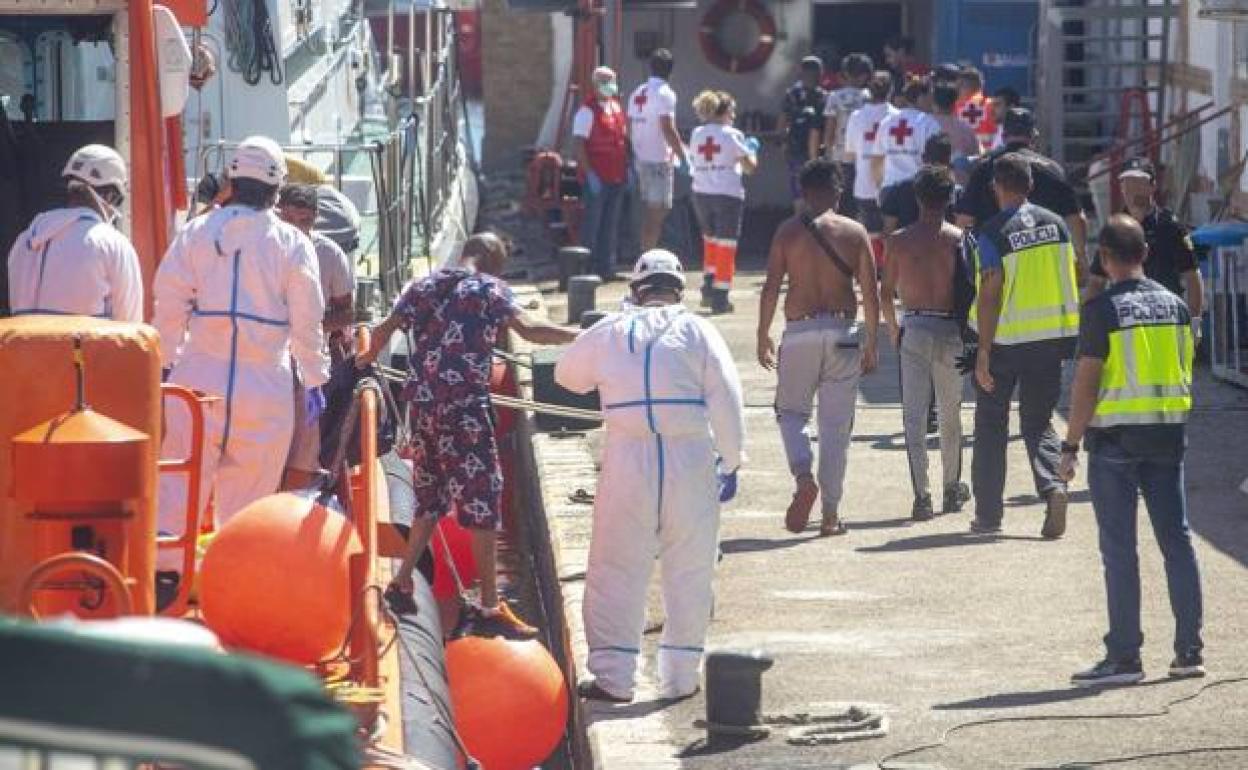 Llegada de inmigrantes al puerto de Cartagena, en una fotografía de archivo.
