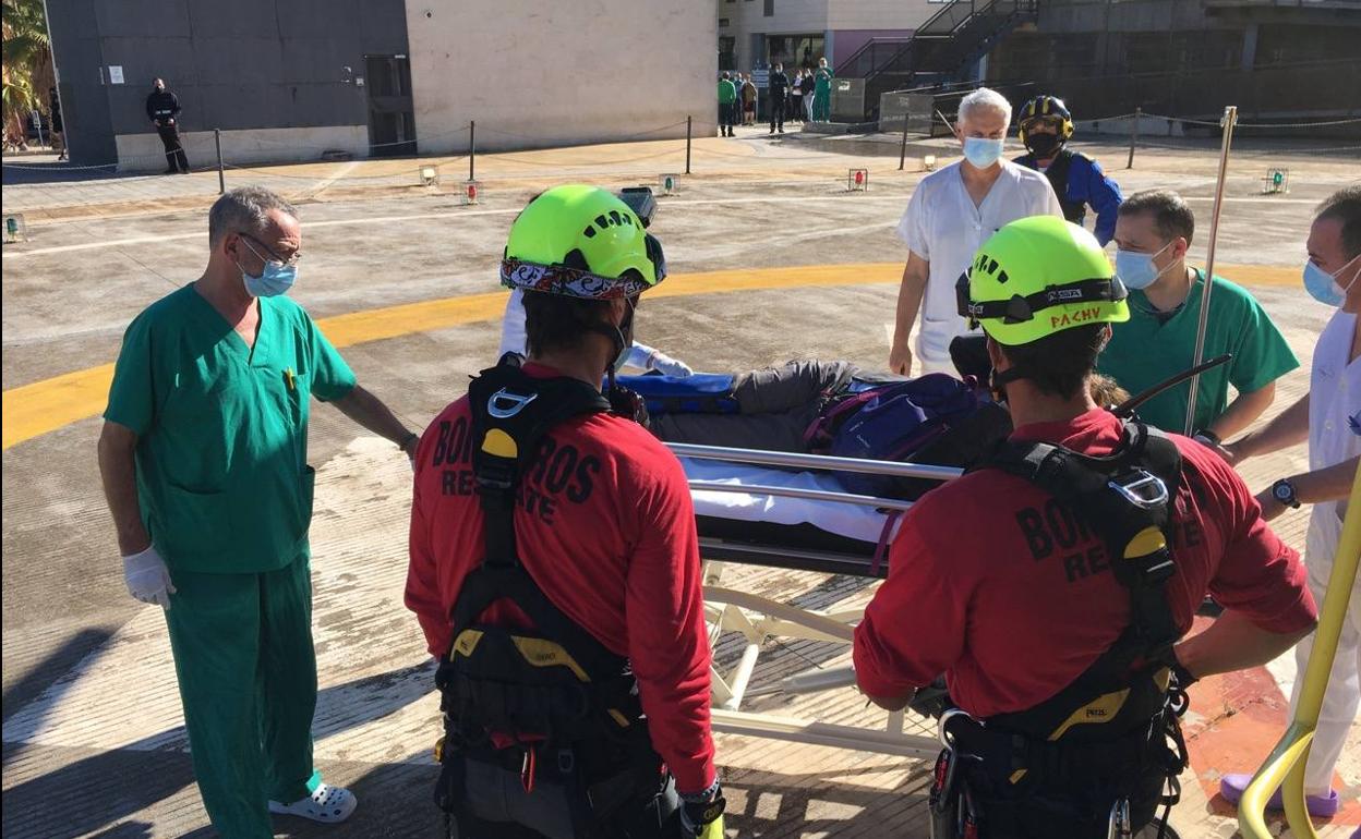 La mujer siendo atendida por los sanitarios al llegar a La Arrixaca.