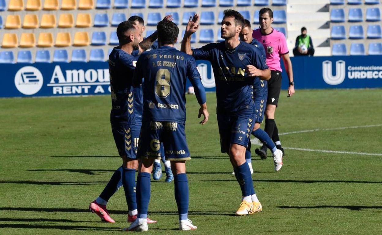 Los jugadores del UCAM celebran el gol de la victoria ante el Lorca Deportiva.