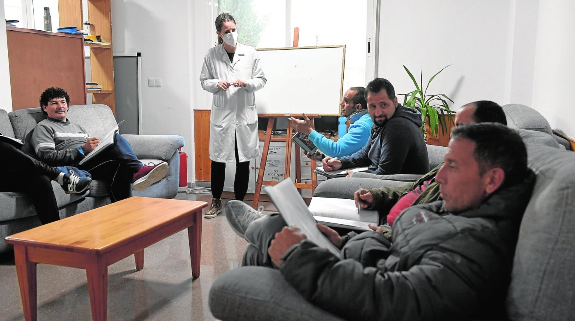 Una profesional de Betania realiza un taller junto a los usuarios de la entidad. 