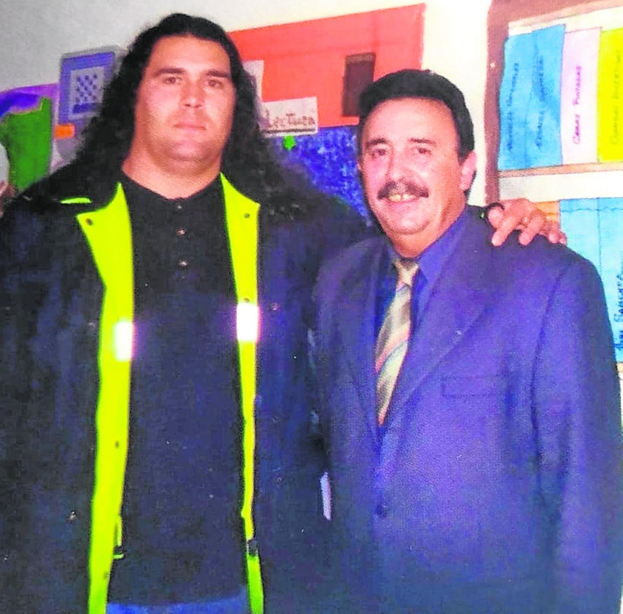 Juan de Dios Román, a la derecha, junto al malogrado jugador del Abaranera, José Gallego, en una visita que hizo el entonces seleccionador nacional al colegio Juan XXIII de Abarán. 