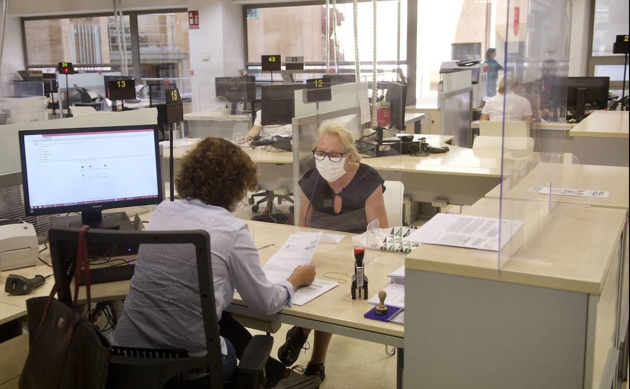 Funcionarios de la Consejeria de Hacienda de Murcia. 