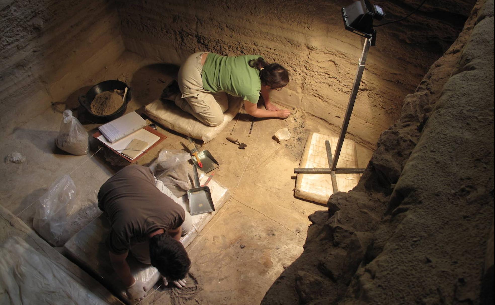 La directora de la excavación, Consuelo Martínez, y el arqueólogo Luis García trabajan en los Abrigos del Pozo. 