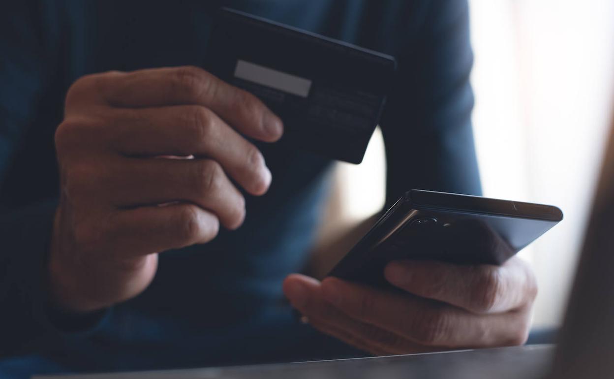 Una persona pagando con su tarjeta desde su móvil, en una imagen de archivo.