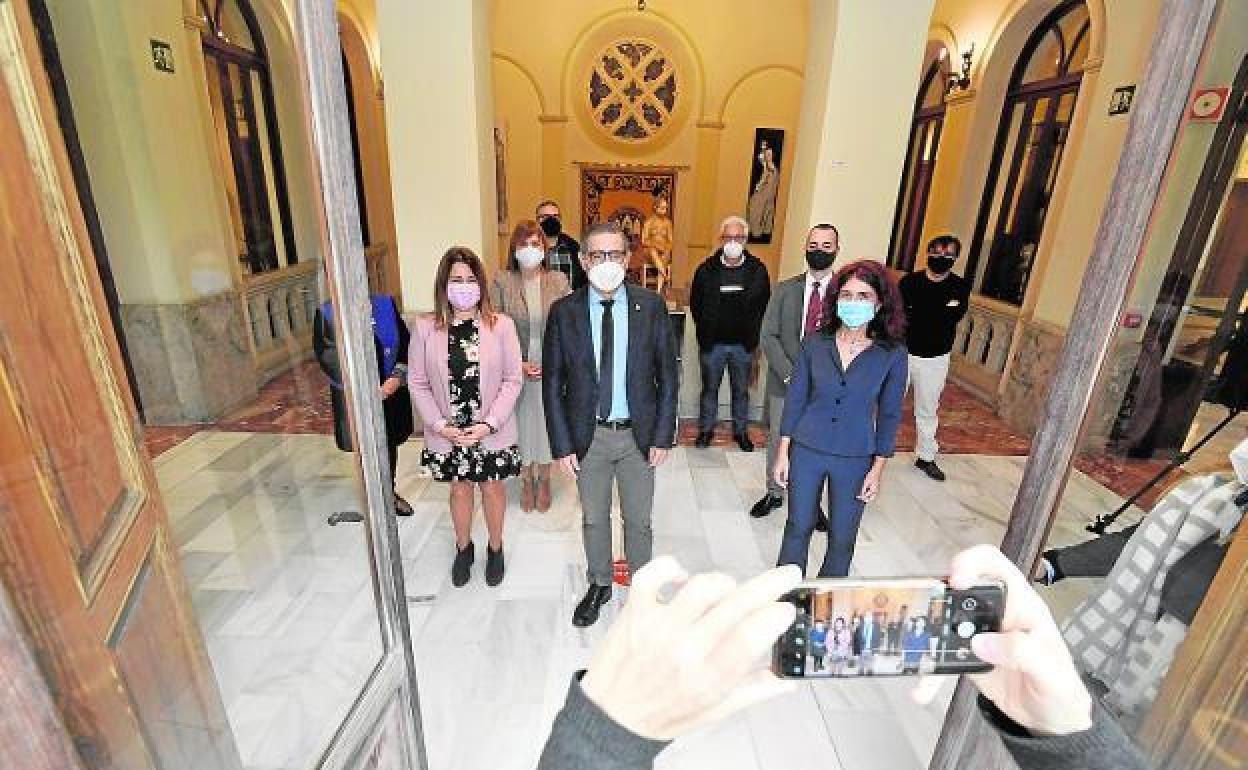 Luján y Teresa Vicente, a su izquierda, con asistentes a la presentación de la cátedra. 