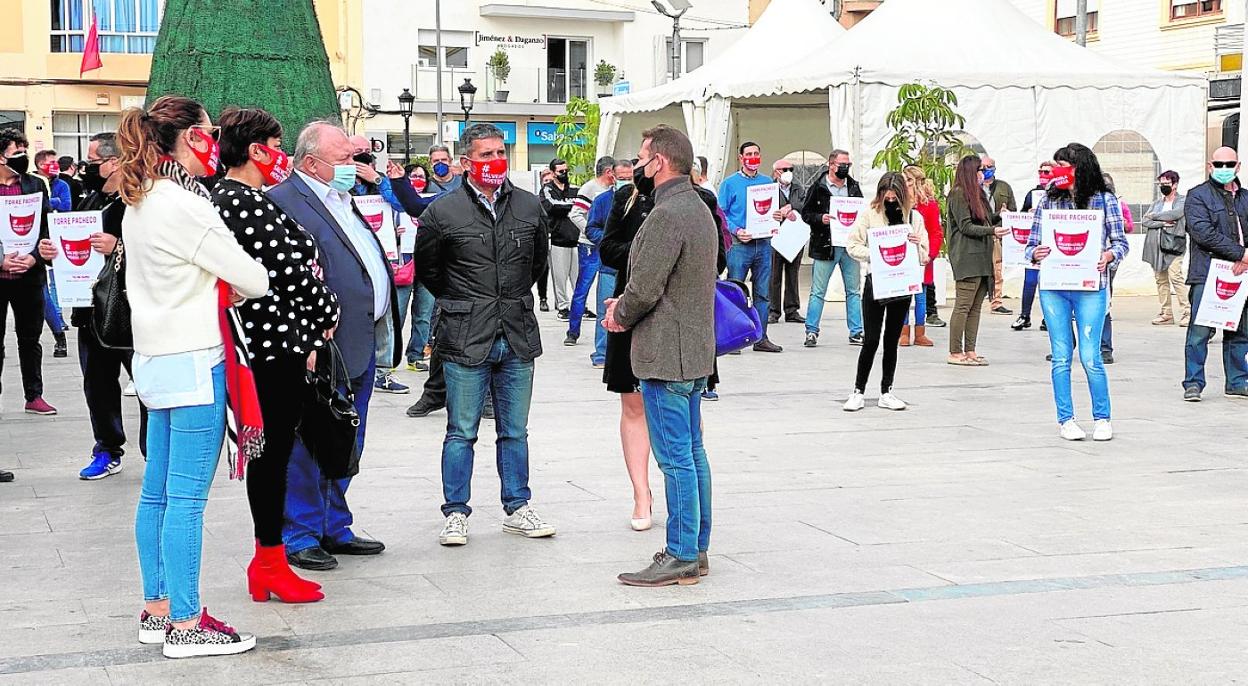 Los hosteleros de Torre Pacheco, ayer, durante la manifestación en la plaza del Ayuntamiento. 