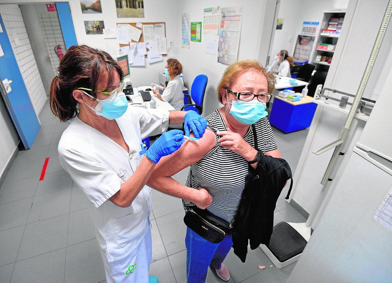 Una paciente se vacuna en el centro de salud de El Carmen, en Murcia, hace varias semanas. 