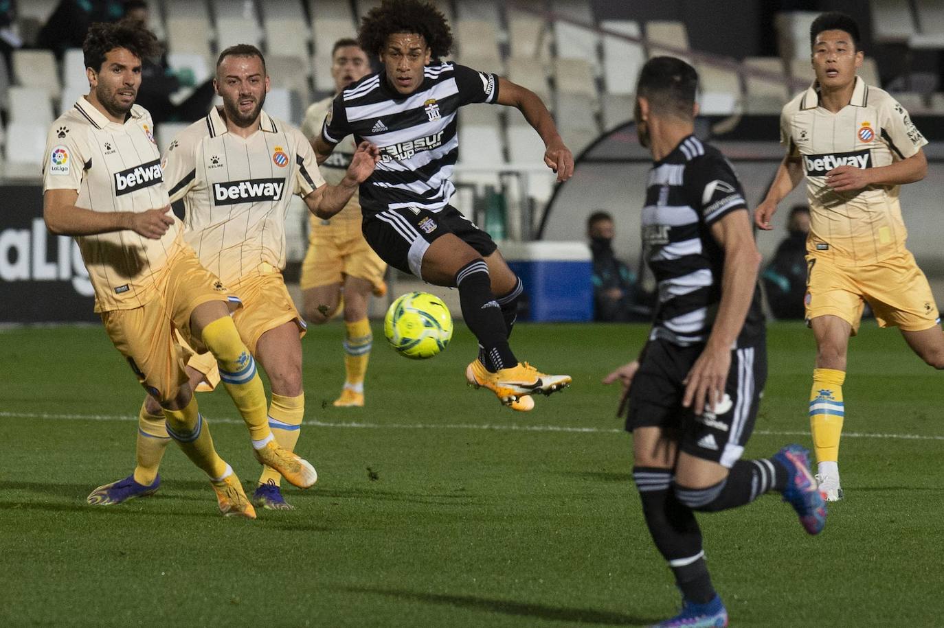 Fotos: El Cartagena tira el trabajo por la borda