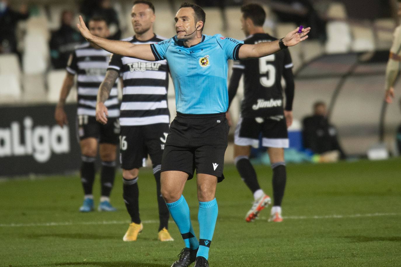 Fotos: El Cartagena tira el trabajo por la borda