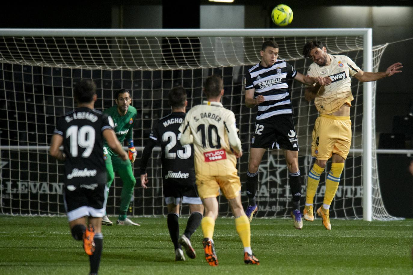 Fotos: El Cartagena tira el trabajo por la borda