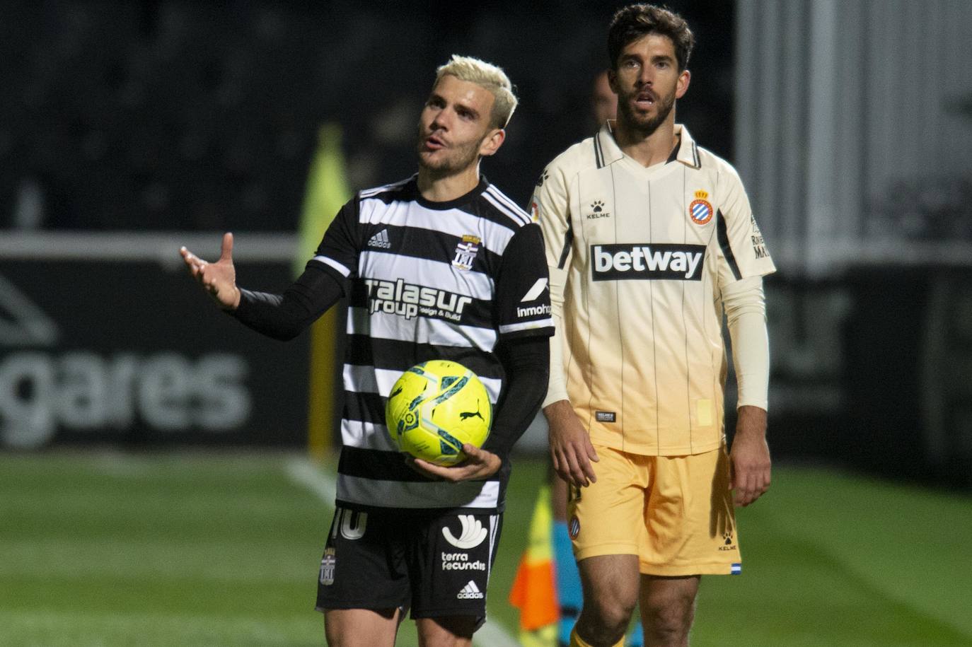 Fotos: El Cartagena tira el trabajo por la borda