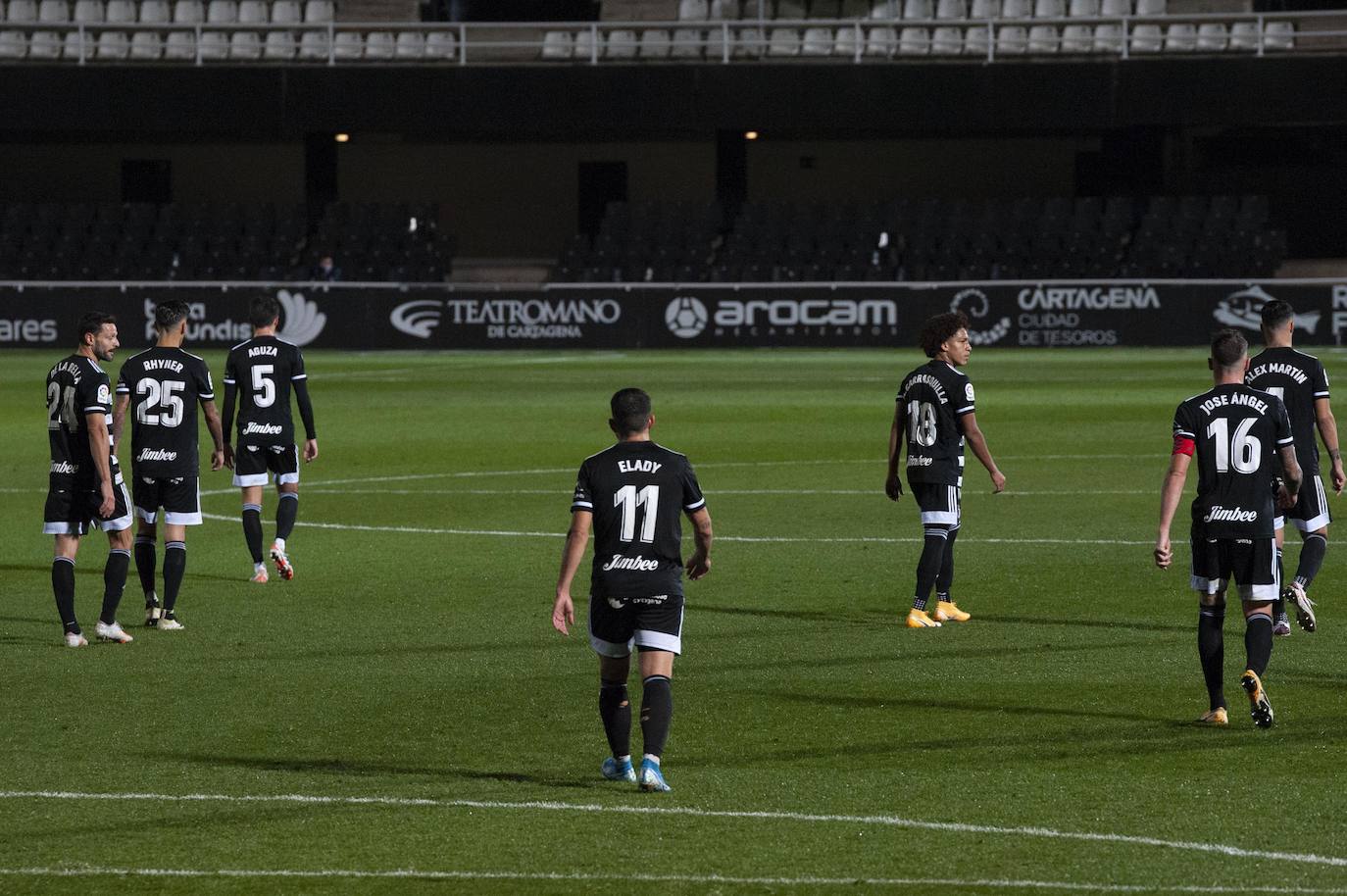 Fotos: El Cartagena tira el trabajo por la borda