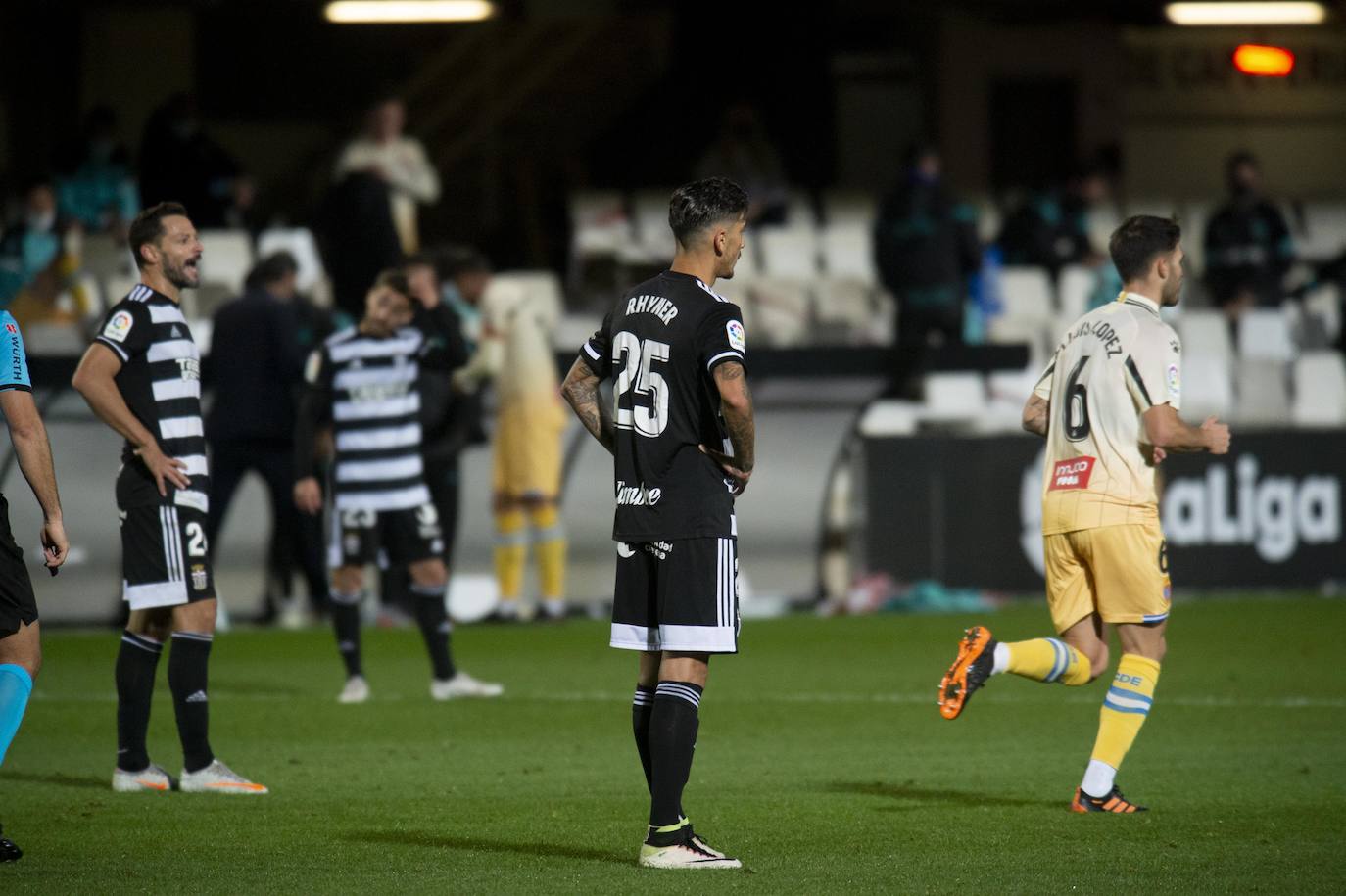 Fotos: El Cartagena tira el trabajo por la borda
