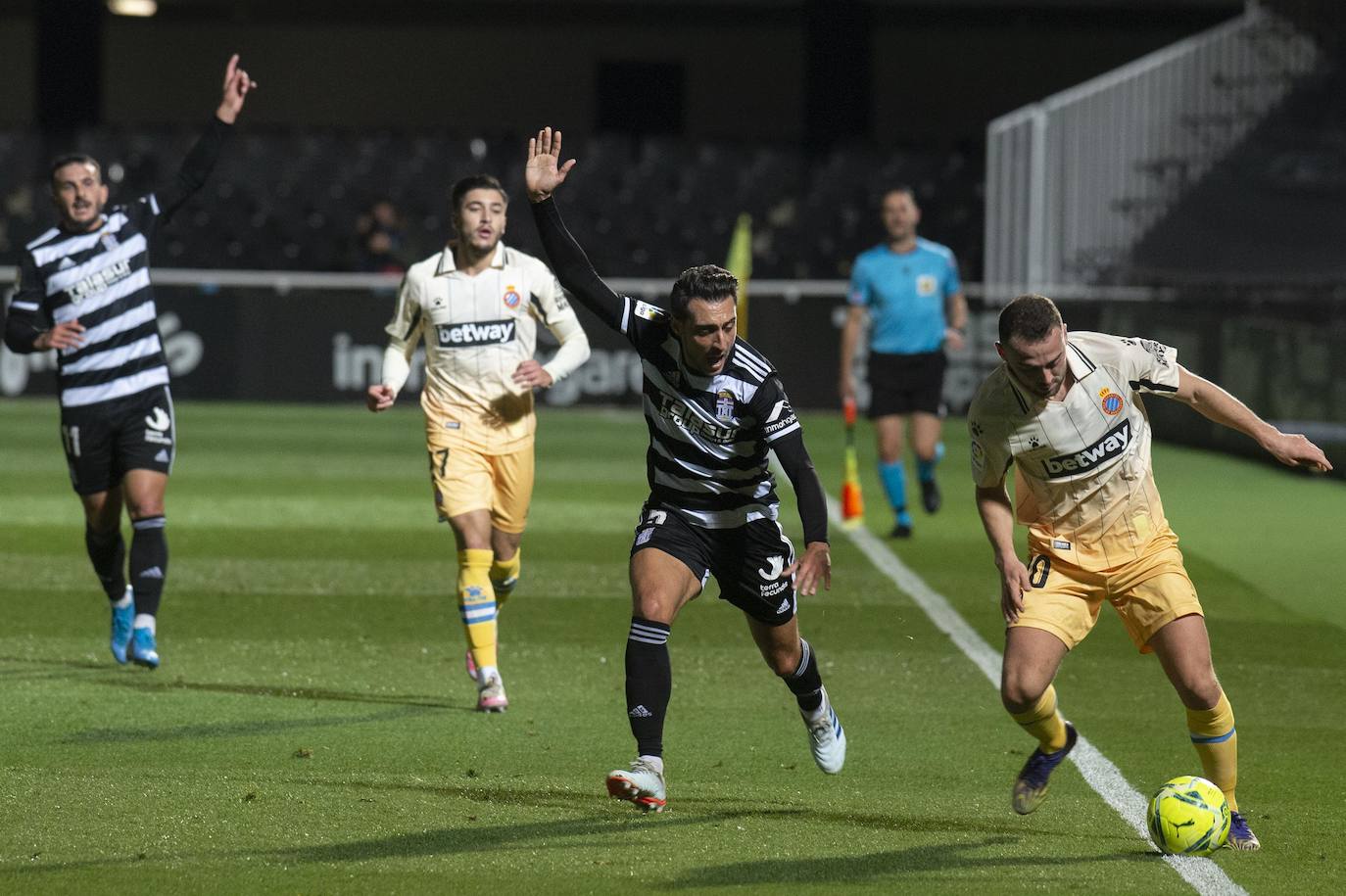Fotos: El Cartagena tira el trabajo por la borda