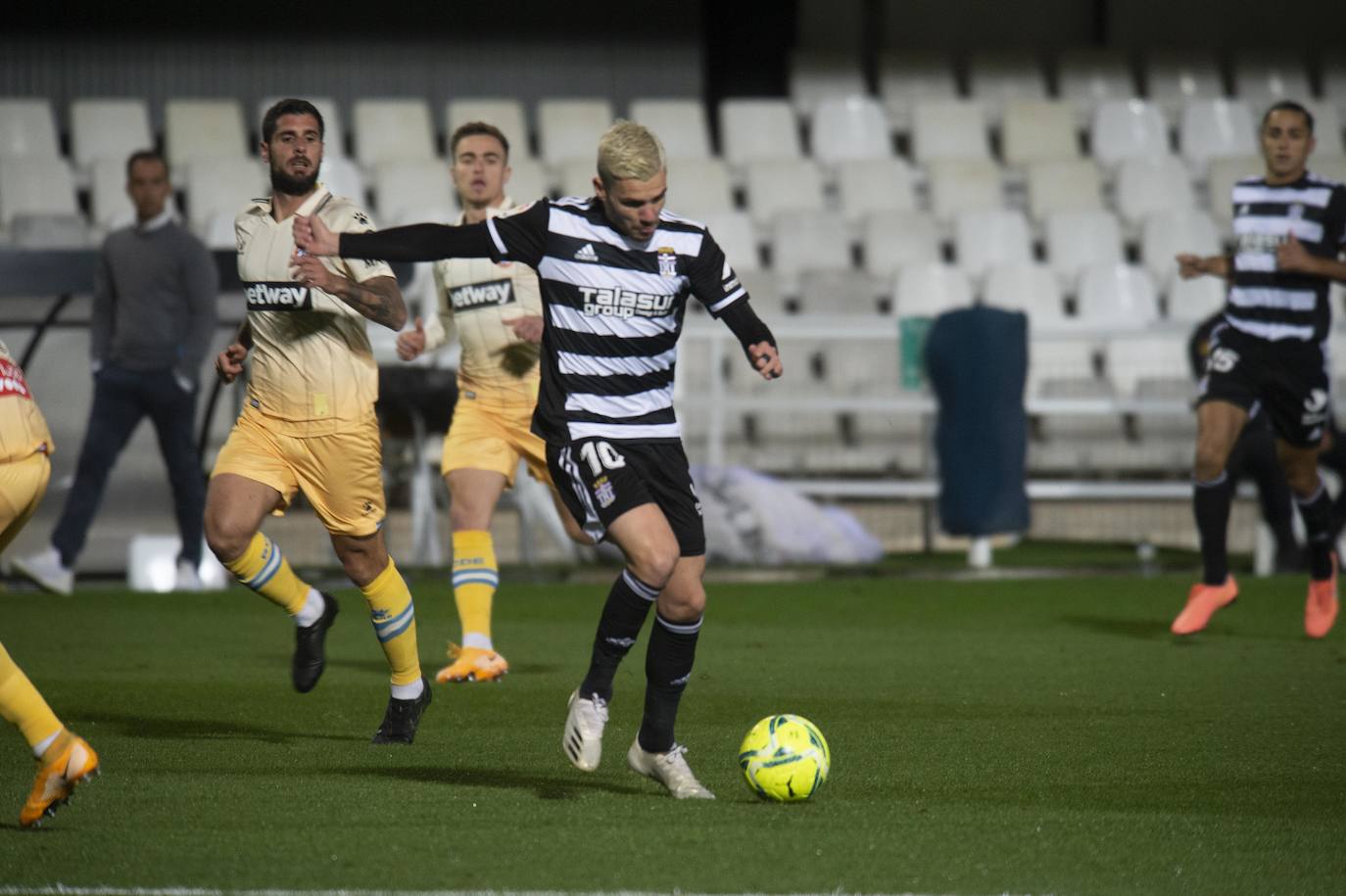 Fotos: El Cartagena tira el trabajo por la borda