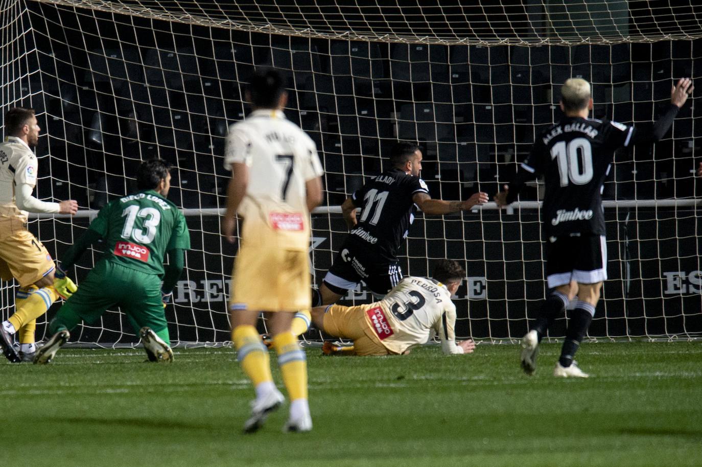 Fotos: El Cartagena tira el trabajo por la borda