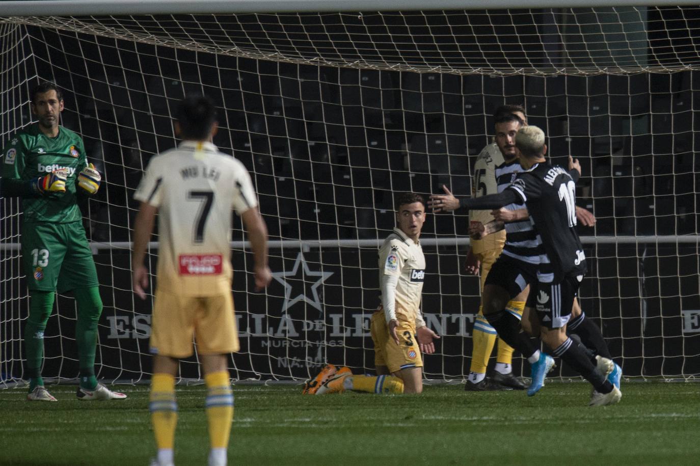 Fotos: El Cartagena tira el trabajo por la borda