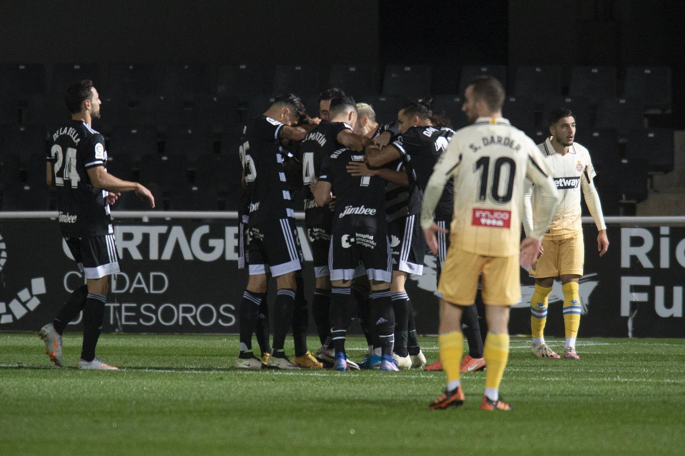 Fotos: El Cartagena tira el trabajo por la borda
